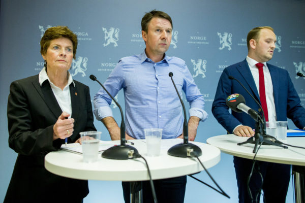 Merete Furuberg, Lars Petter Bartnes og Jon Georg Dale på pressekonferanse om jordbruksavtalen