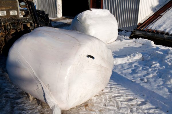 Rundball med plastikk