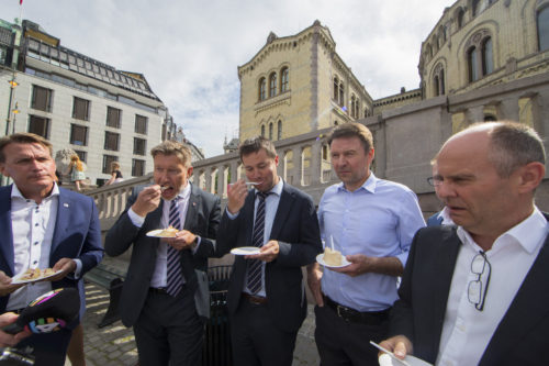 Næringskomiteen spiser kake utenfor Stortinget