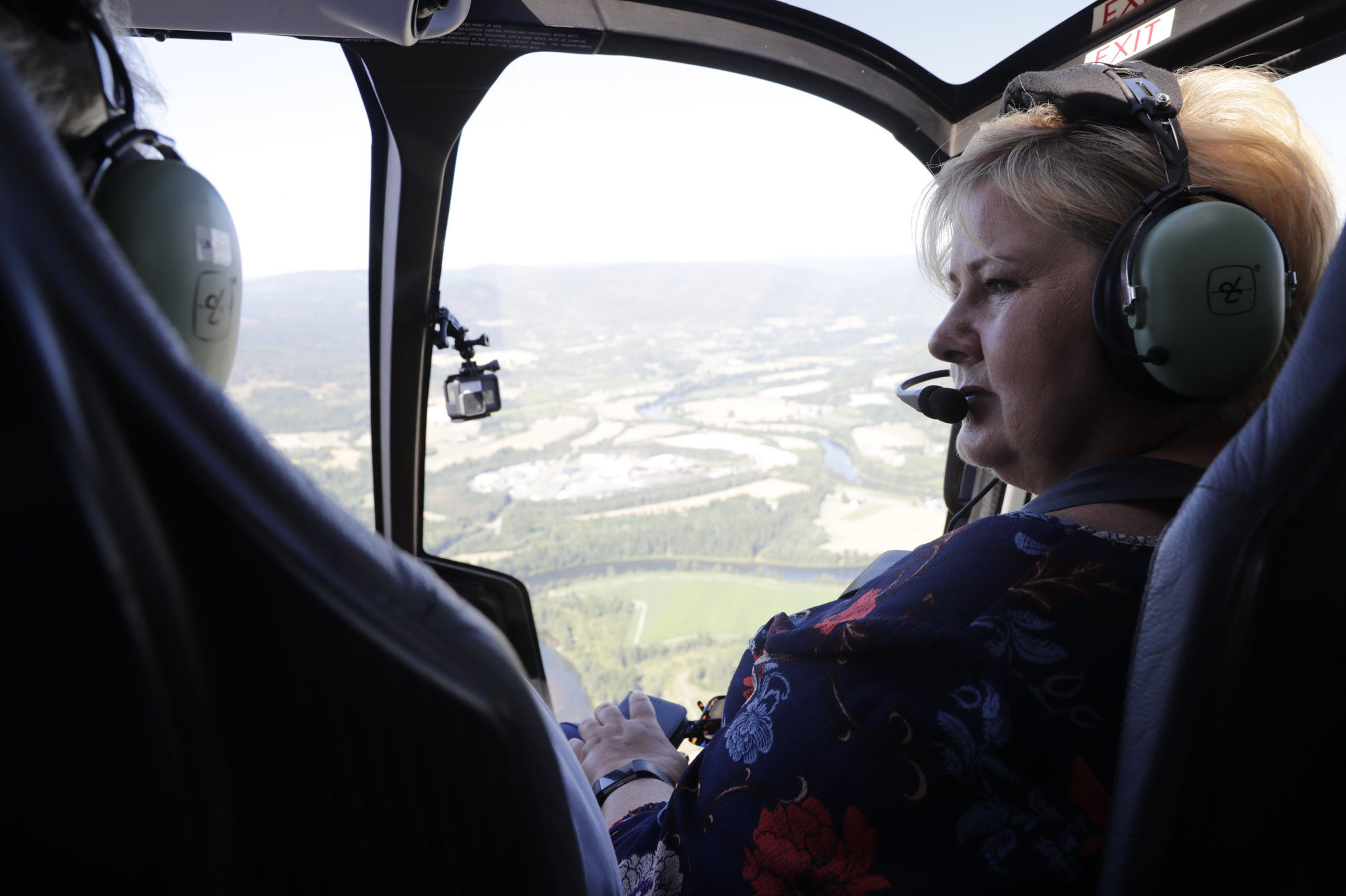 Erna Solberg i helikopter for å se på skogbrannskadene