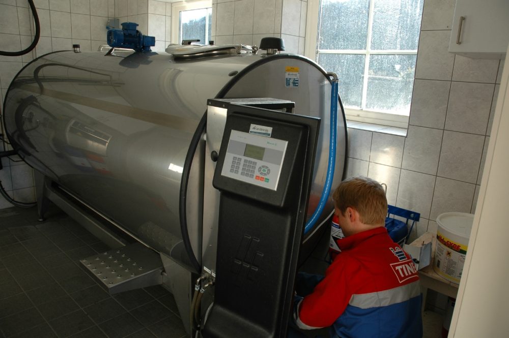 Tømming av melketank.